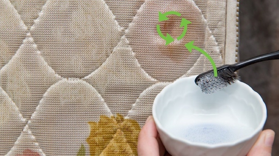 Sử dụng bàn chải cũ chà xát vào nệm để loại bỏ vết bẩn