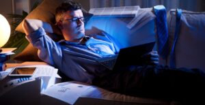 Để mắt có thời gian nghỉ ngơi bằng cách không dùng thiết bị điện tử trước khi ngủ