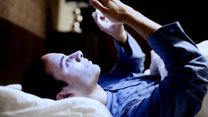 Hãy hạn chế sử dụng các thiết bị điện tử khi ngủ