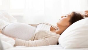 Không nên nằm ngửa khi mang thai để đảm bảo có một giấc ngủ ngon và trọn vẹn