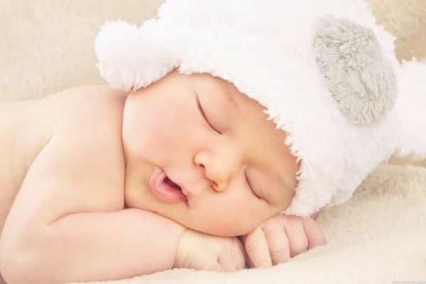 Bố mẹ nên tạo dựng thói quen ngủ sớm cho con để giảm tình trạng trẻ khó ngủ
