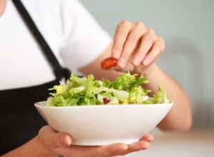 Lựa chọn các món ăn nhiều rau xanh tươi mát như salad 
