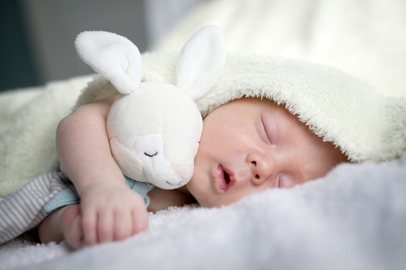 Hạn chế cho trẻ ngủ ngày quá nhiều để giúp trẻ phân biệt ngày và đêm 
