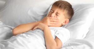 Điều kiện phòng ngủ không phù hợp là một trong những nguyên nhân trẻ khó ngủ 