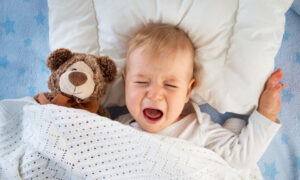 Trẻ khó ngủ do thiếu đi một lượng dưỡng chất cần thiết cho sự phát triển 