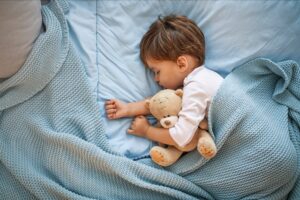Trẻ trên 1 tuổi cần đi ngủ sớm để đảm bảo sự phát triển 