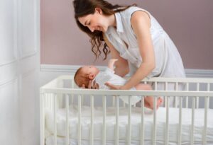 Tập cho trẻ thói quen tự ngủ bằng cách ra khỏi phòng sau khi đặt trẻ xuống cũi 