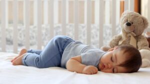 Cho trẻ không gian riêng để trẻ có thể tự ngủ khi không có cha mẹ bên cạnh