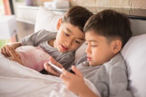 Ánh sáng xanh từ điện thoại có thể khiến trẻ bị khó ngủ vào ban đêm 