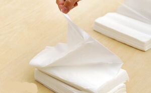 Khăn giấy khô thấm hút lượng nước bám trên nệm tốt hơn các loại khăn khác 