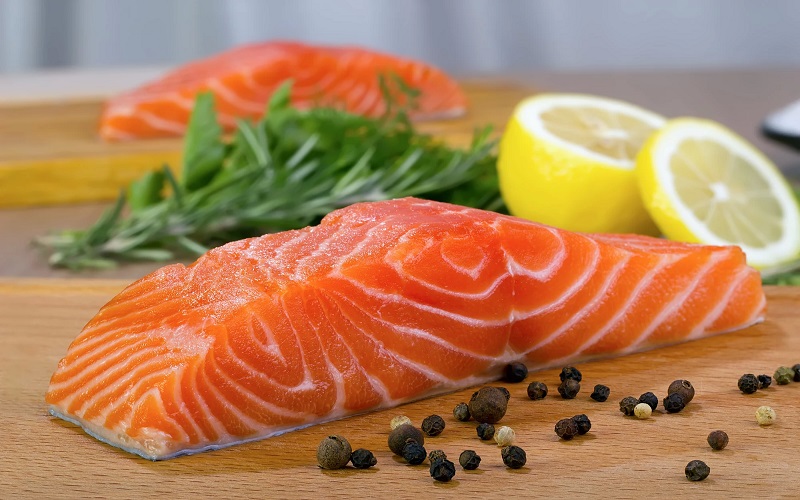 Cá hồi là nguồn cung cấp omega-3 và vitamin cần thiết cho cơ thể 