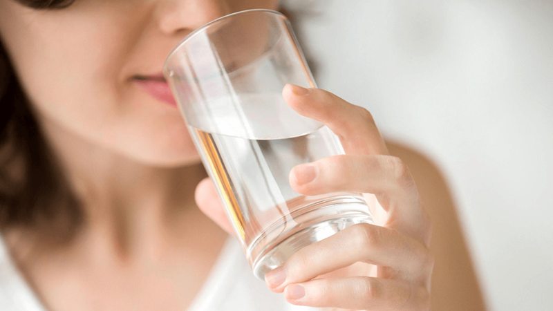 Uống đủ lượng nước cần thiết trong ngày để có một sức khỏe và làn da khỏe mạnh 