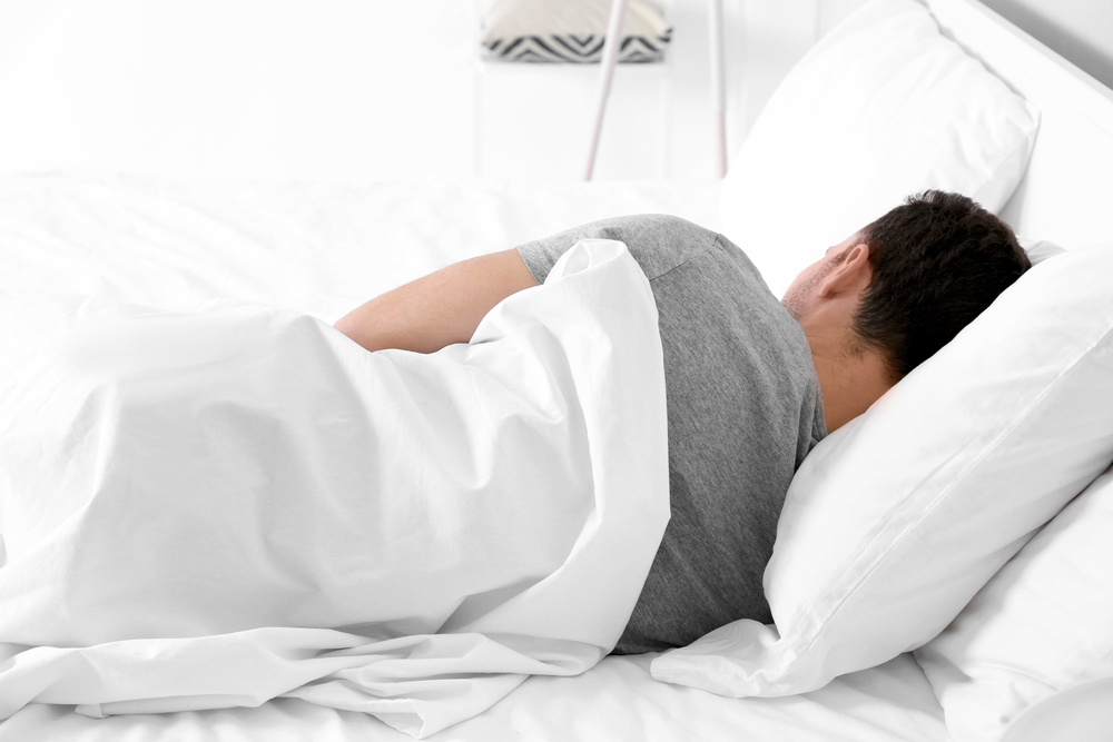 Nằm nghiêng được xem là tư thế nằm ngủ tốt cho phổi và quá trình lưu thông máu 