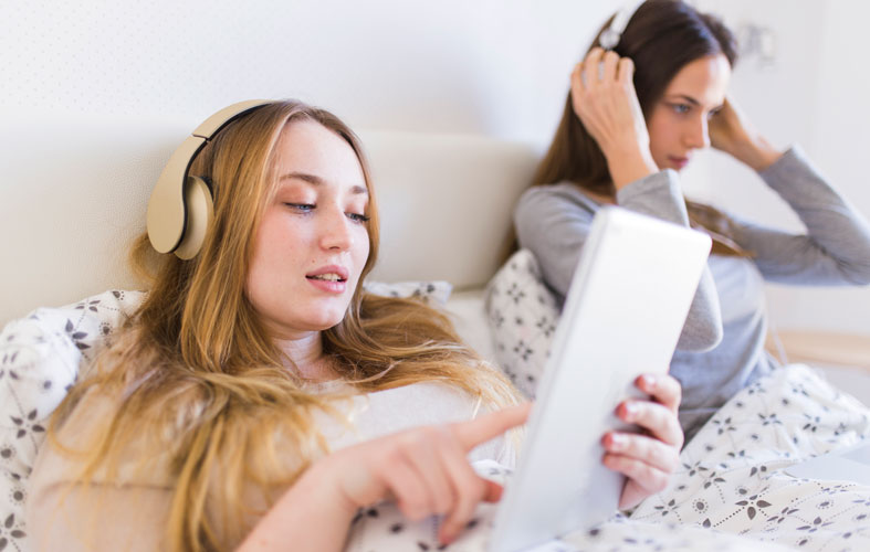 Sử dụng những loại tai nghe có kích thước vùng tai hoặc tai nghe không dây để tăng tiện lợi khi ngủ 
