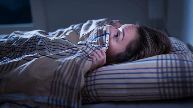 Đeo tai nghe khi ngủ sẽ khiến chúng ta không thể nghe thấy những âm thanh báo động trong trường hợp khẩn cấp 