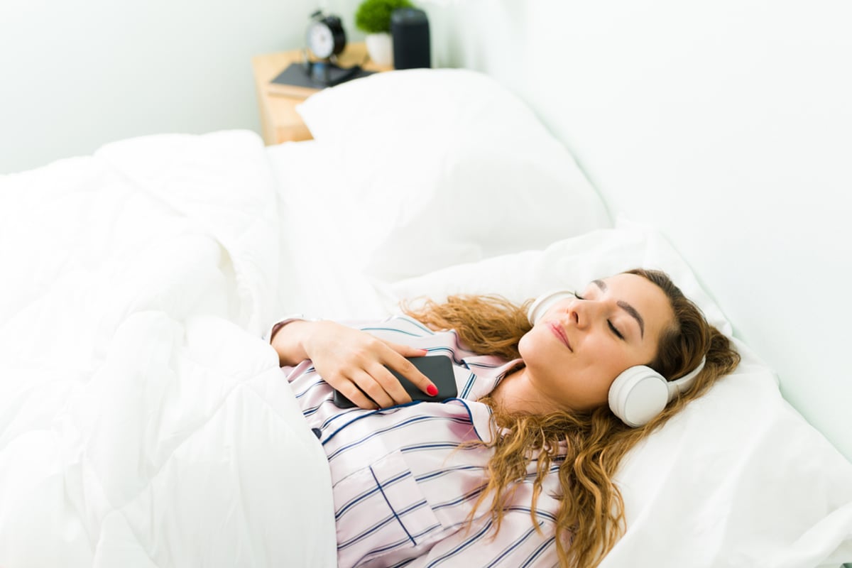 Đeo tai phone nghe nhạc khi ngủ giúp tinh thần trở nên thả lỏng và điều trị chứng mất ngủ 