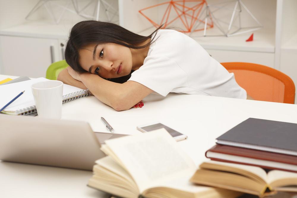 Không tỉnh táo, phản xạ chậm và giảm hiệu quả công việc là những tác hại của ngủ muộn