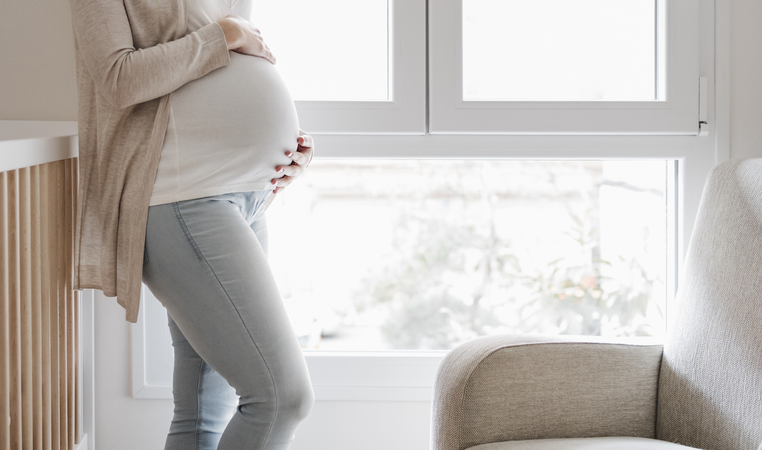Mang thai những tháng cuối có thể ảnh hưởng tới cột sống mẹ bầu 
