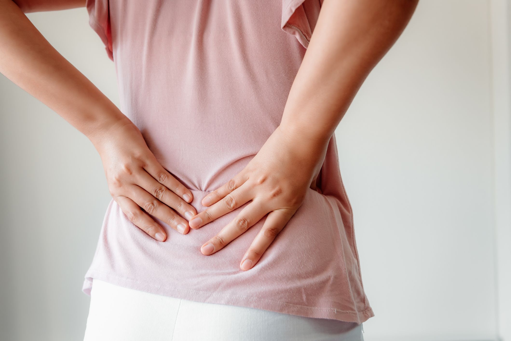 Các cơn đau mỏi lưng xuất hiện tần suất dày đặc nếu cột sống bị nghiêng lệch sang một bên 