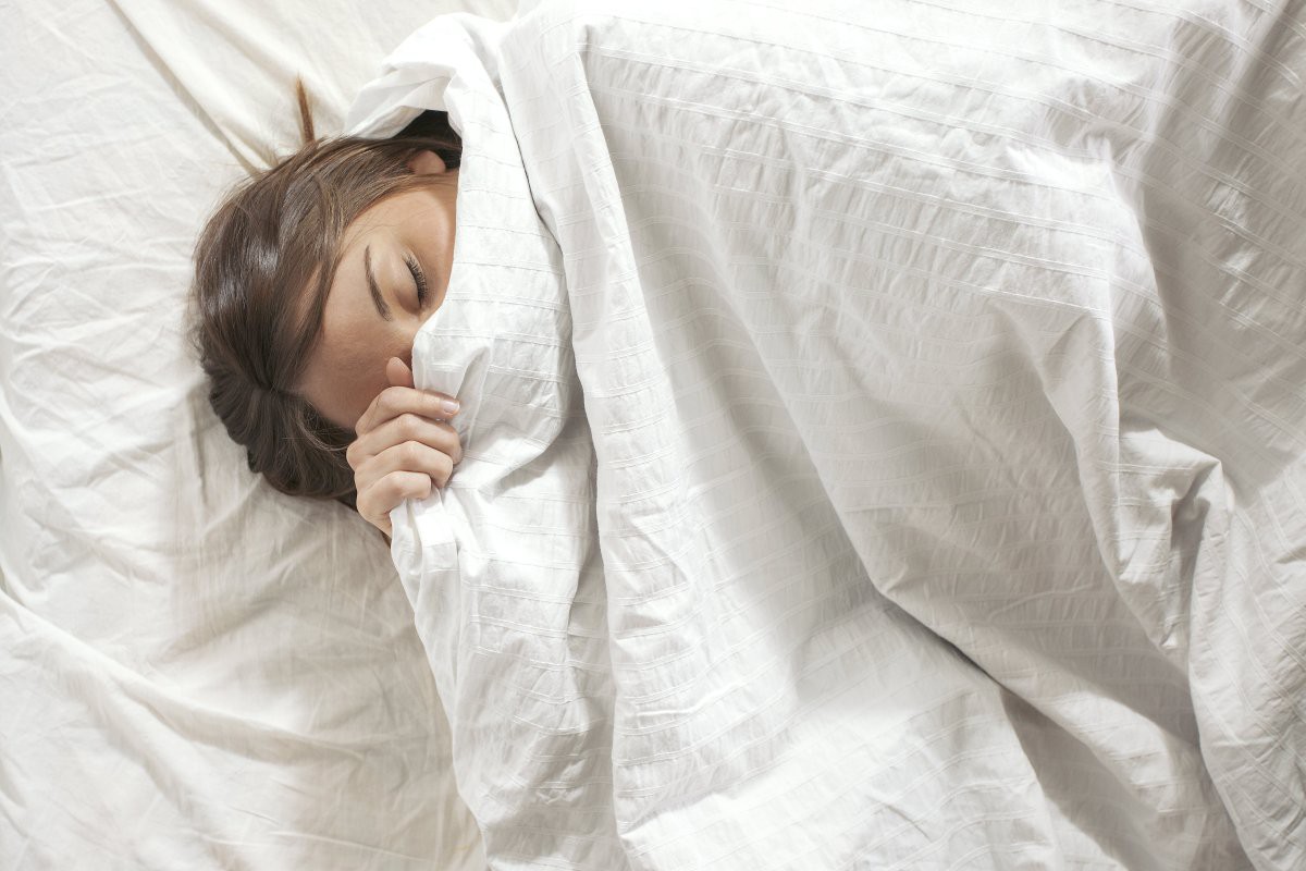 Những điều kiêng kị hàng đầu là không dùng quá nhiều chăn gối để đảm bảo quá trình hô hấp khi ngủ