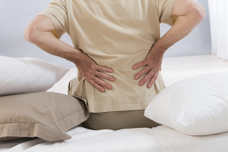 Nằm giường lạ dễ dẫn tới tình trạng đau mỏi lưng và cổ mỗi sáng thức dậy