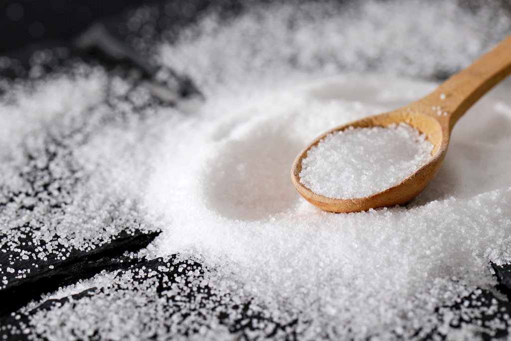 Vệ sinh nệm bằng muối hạt giúp loại bỏ bụi kích thước nhỏ