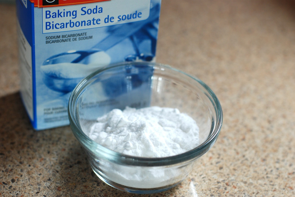 Bột baking soda giúp ích cho bạn trong khâu vệ sinh nệm nhằm loại bỏ mùi hôi, nấm mốc