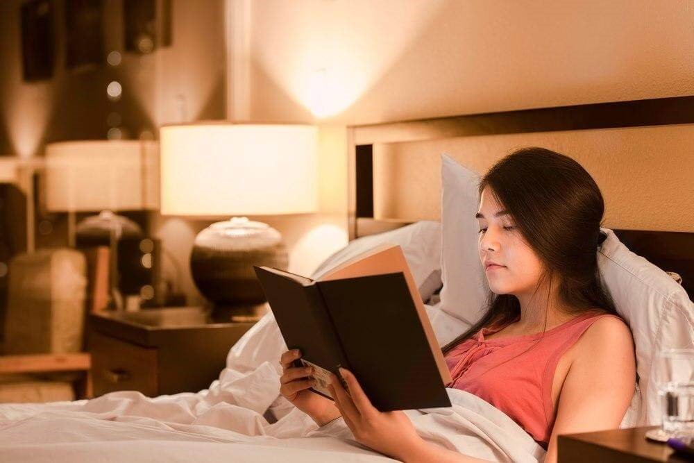 Đọc sách trước khi ngủ là một thói quen tốt giúp bạn nâng cao chất lượng giấc ngủ